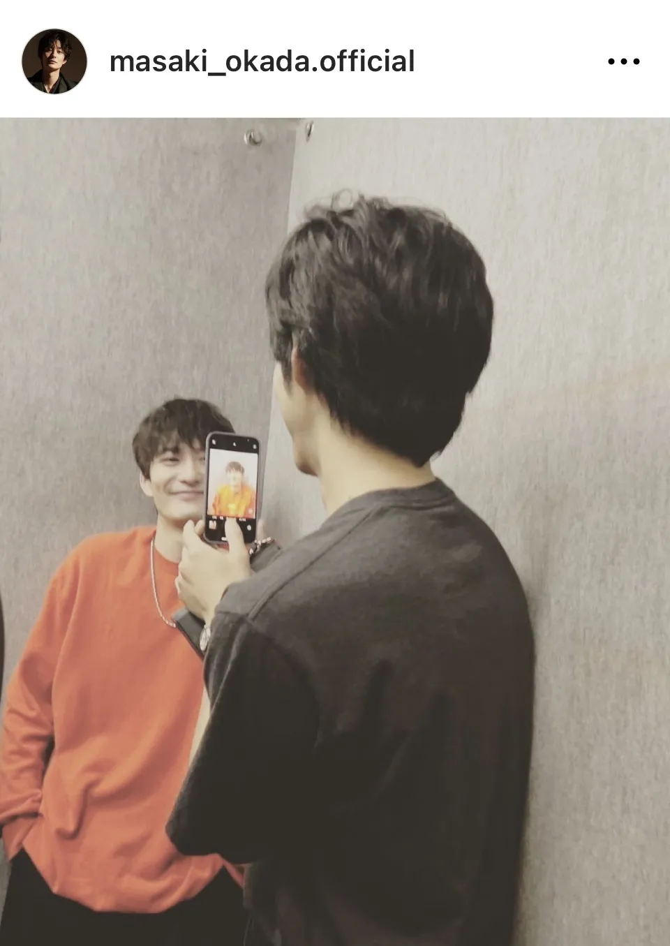 【写真】岡田将生「Instagram始めました」初投稿写真を撮影する松坂桃李をさらに撮影