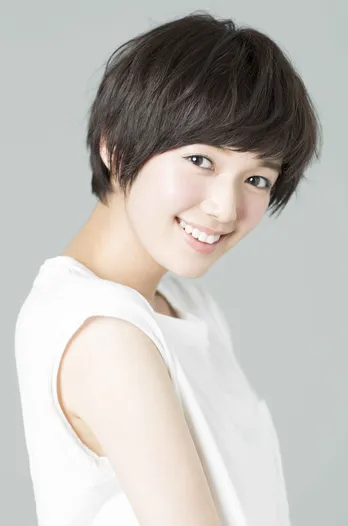 “へんてこな服装？”佐藤栞里、ニット帽、半袖半ズボンにブーツ姿「何着ても似合う」「めちゃおしゃれ」と反響