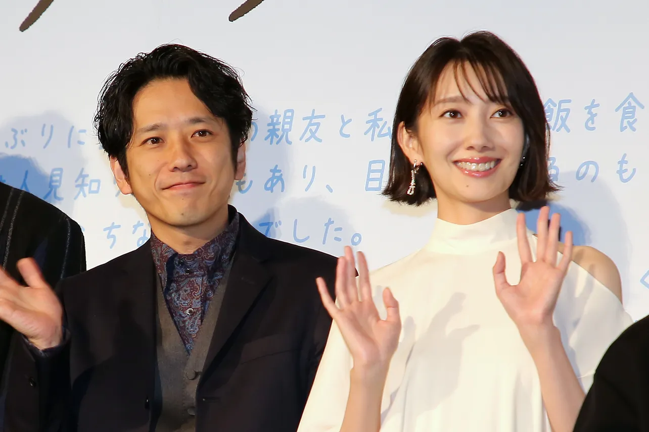 映画「アナログ」で共演した二宮和也と波瑠