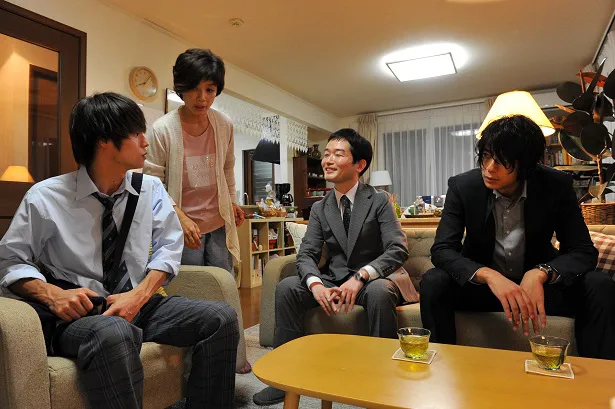 第2話では、ついにトビオ（窪田正孝）の家に刑事の飯室（三浦翔平）らが聞き込みに訪れる