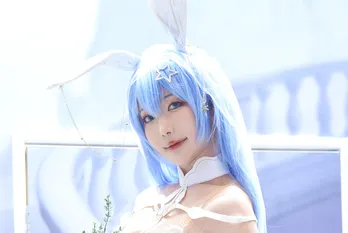 ウサ耳ウエディングドレス姿の「アズレン」コスプレイヤー「露出度高めのデザインとベールの長さが特徴です」＜WF2023＞