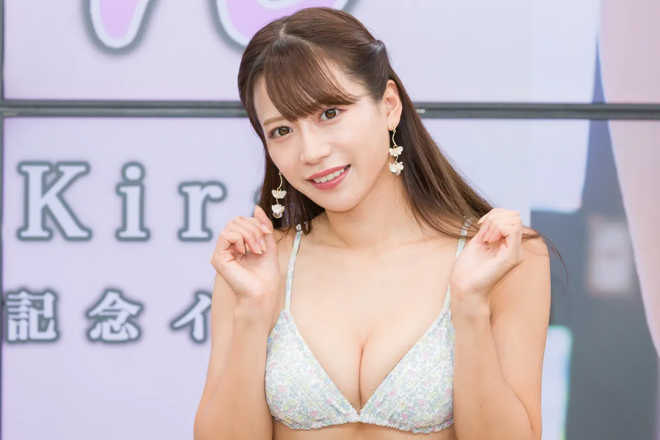 グラビアアイドルの桜りんが、9枚目のイメージDVD「KiraKira」を発売