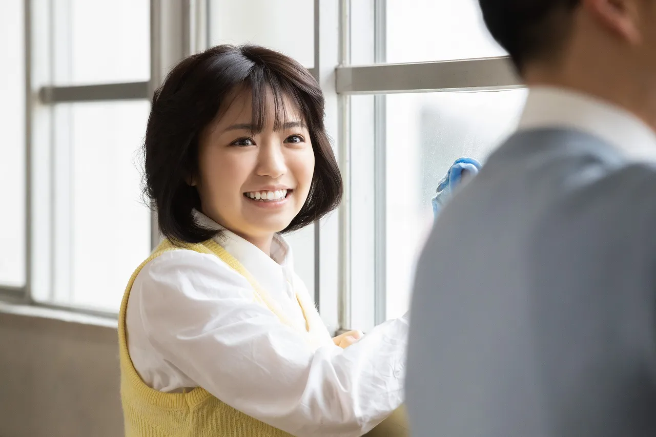 【写真】 甘利田(市原隼人)を愛らしい表情で見つめる愛先生(大原優乃)