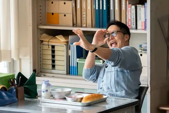 市原隼人“甘利田”に新たな天敵が…それでも給食の時間には“双眼鏡ダンス”＆“糸こんダンス”＜おいしい給食 season3＞