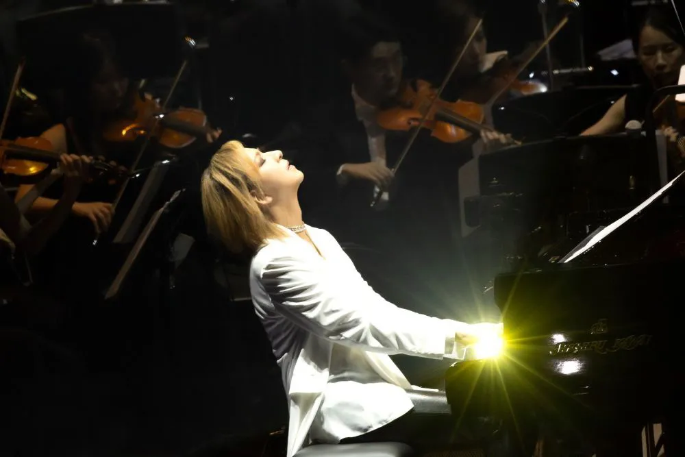 【写真】“神々しい…”YOSHIKI、艷めかしくピアノを演奏する姿