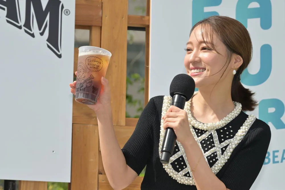 【写真】にっこり笑顔が可愛すぎ…chay、お酒片手に微笑む姿にキュン