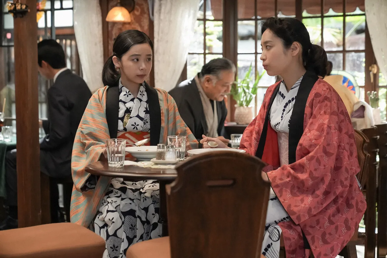 【写真】 洋食屋で話をするスズ子(趣里)とリリー白川(清水くるみ)