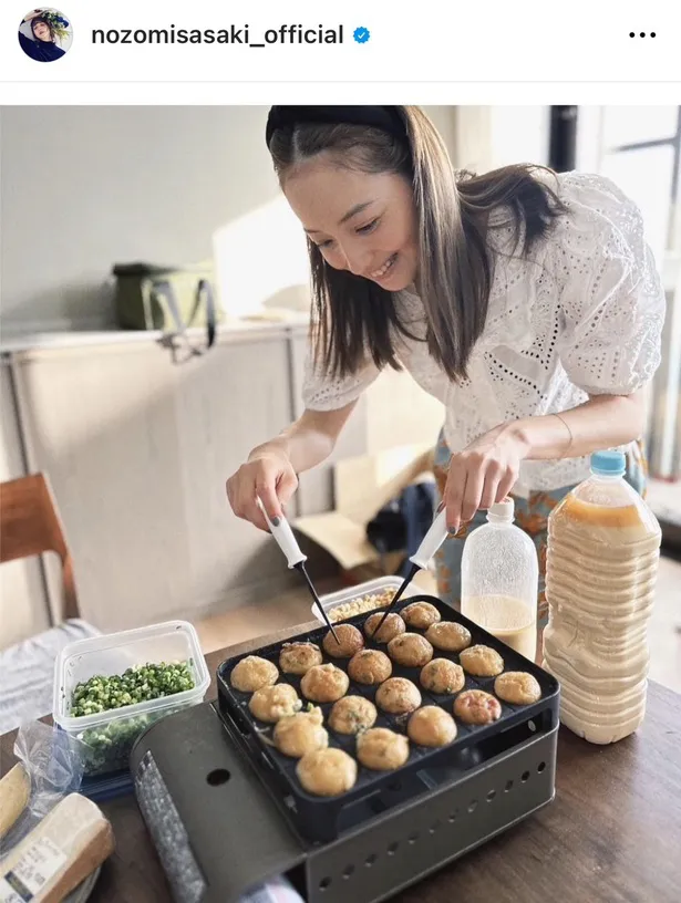 自宅でたこ焼きを作る佐々木希