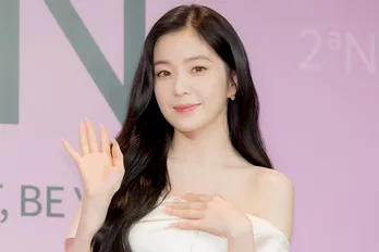 Red Velvet・アイリーン、ホワイトのミニワンピで登場　自分を輝かせるためにしていることを明かす