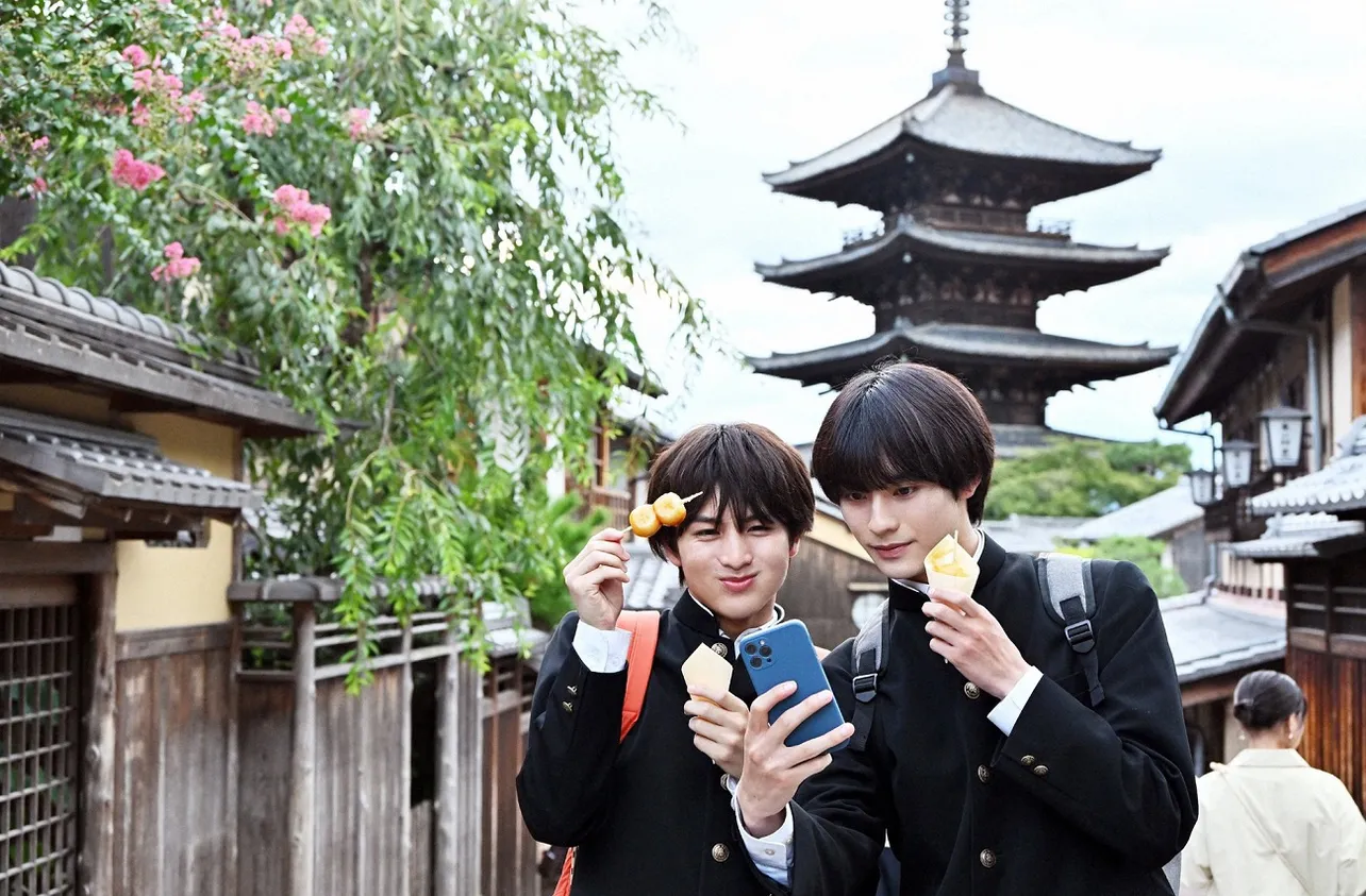 【写真】身長差がたまらない…自撮りをする前田拳太郎“ヤマト”＆柏木悠“カケル”