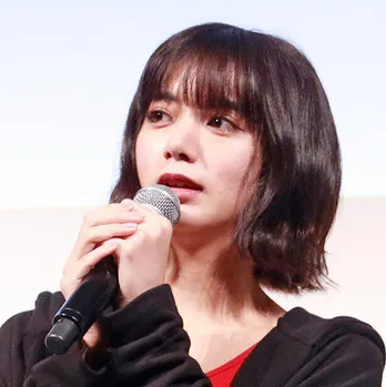 池田エライザ、生ウエストをチラ見せ…丈の短すぎるニットから生美肌を披露に「いいね!」殺到