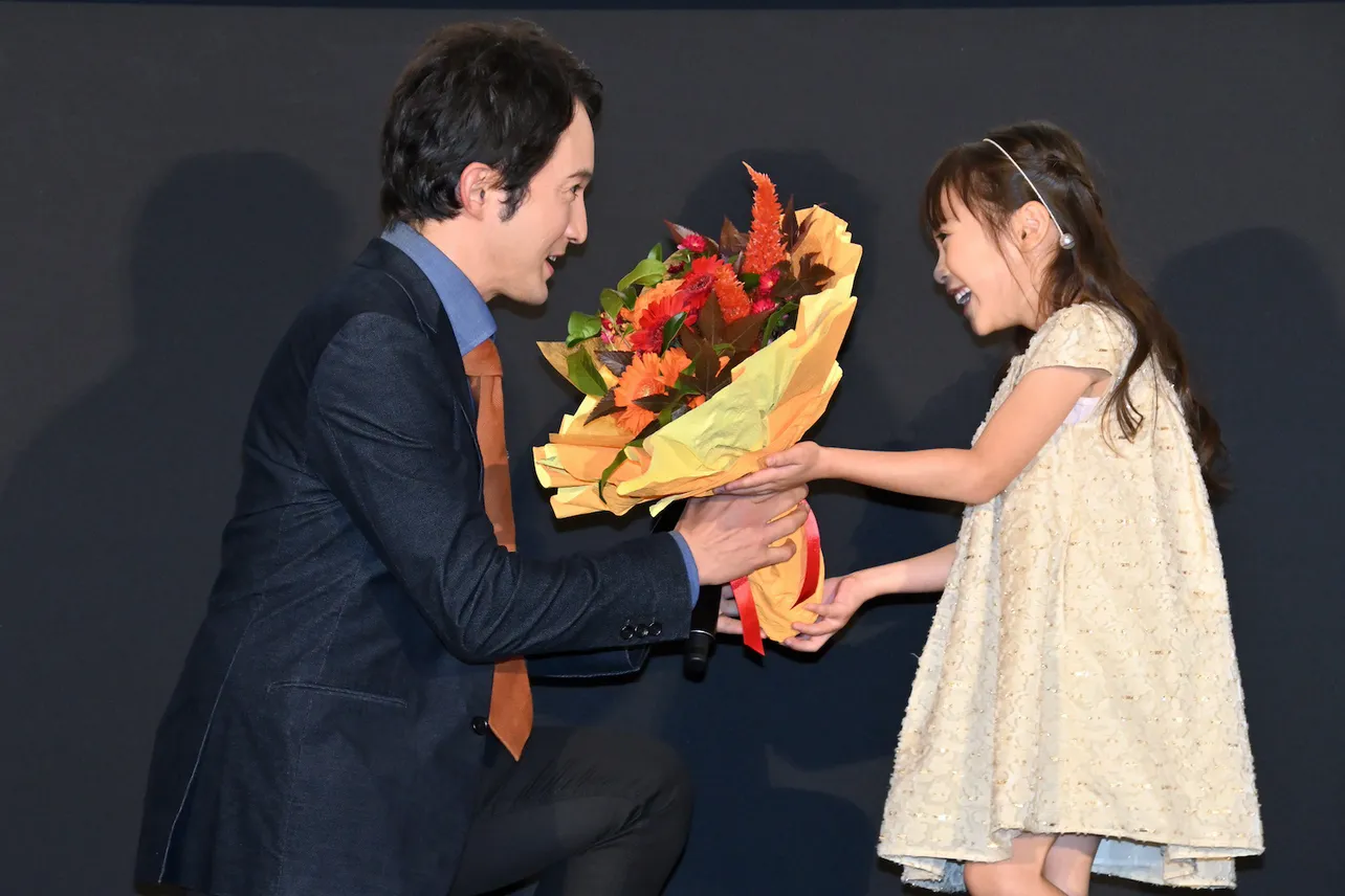 【写真】娘役の佐藤恋和から花束を受け取り笑顔を見せる浅利陽介