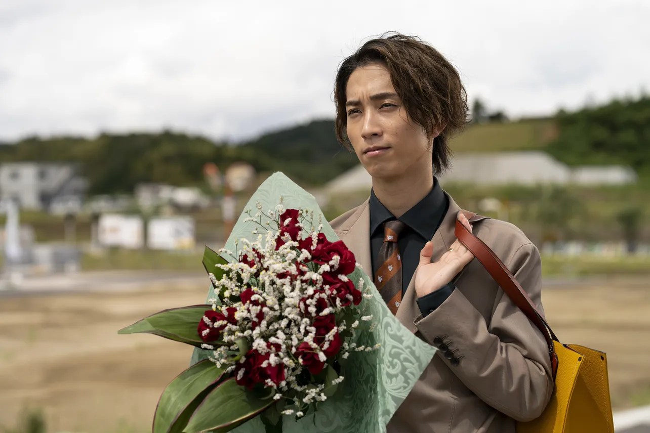 【写真】バラの花束を持って初登場シーンを迎えた田中樹