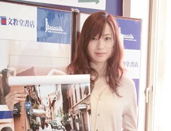 戸田恵梨香がカレンダーで大人の表情を見せる!