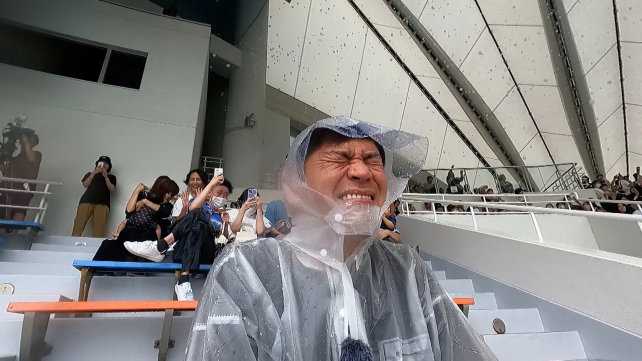 【写真】ますおか・岡田がイルカショーで“覚悟”のびしょ濡れ
