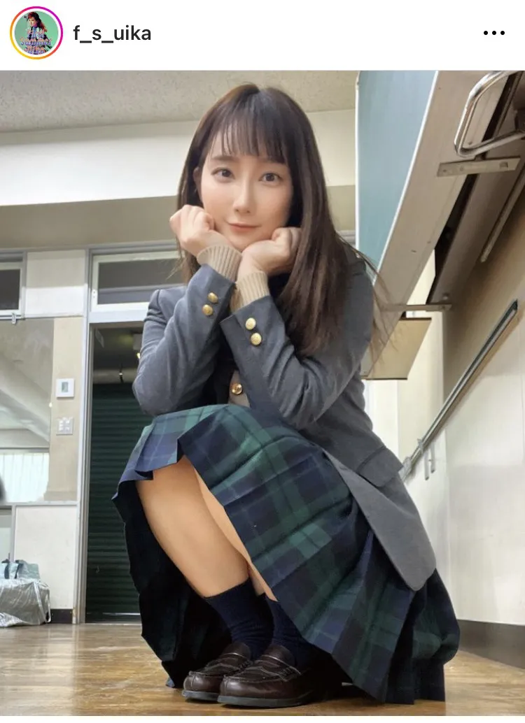 現役感すごい…制服姿でしゃがみこみ美脚をチラ見せしたファーストサマーウイカ