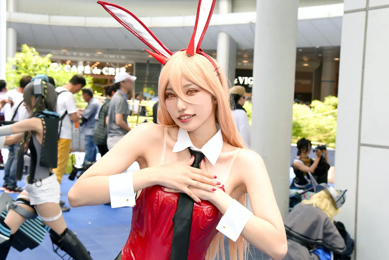 バニーガール衣装の「チェンソーマン」コスプレイヤー「表情やポーズも