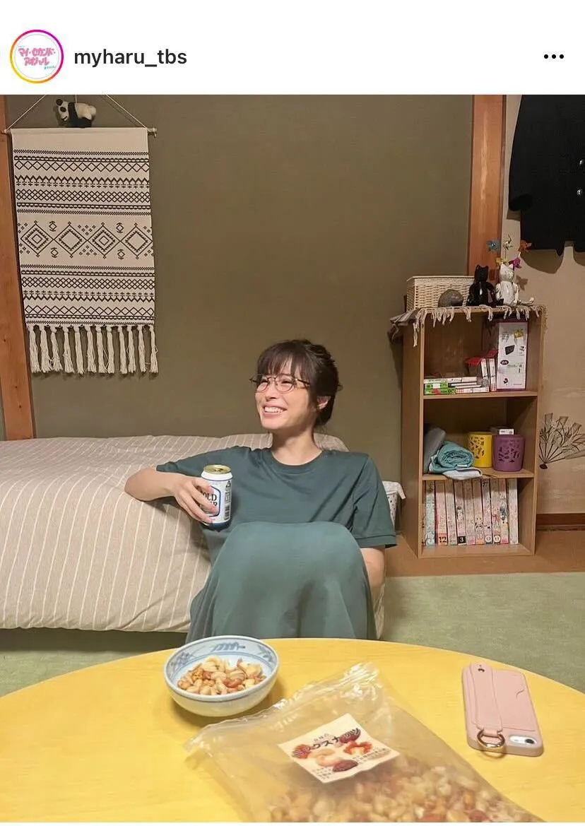【写真】広瀬アリス“佐弥子”がメガネ＆Tシャツのオフスタイルで晩酌を楽しむショット