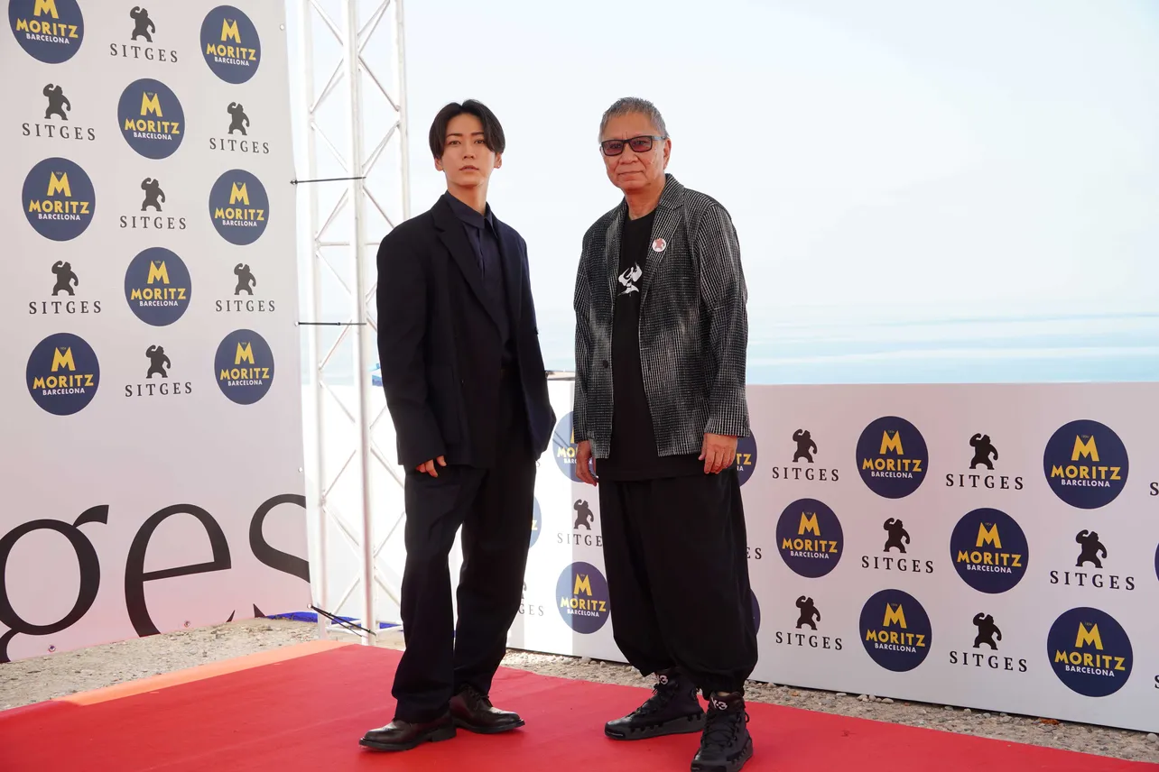 【写真】亀梨和也＆三池崇史監督、海をバックにしたレッドカーペットに登場