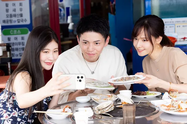 【写真】ランチに仲良く韓国料理に舌つづみを打つタイスケ、ミナミ、ユカコ