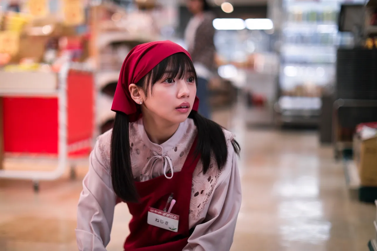 【写真】スーパーで働く齊藤京子“深愛”のかわいいユニフォーム姿