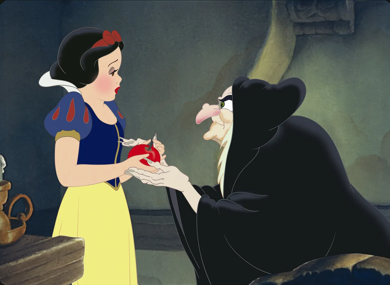 「白雪姫」より、白雪姫に毒リンゴを渡す魔女