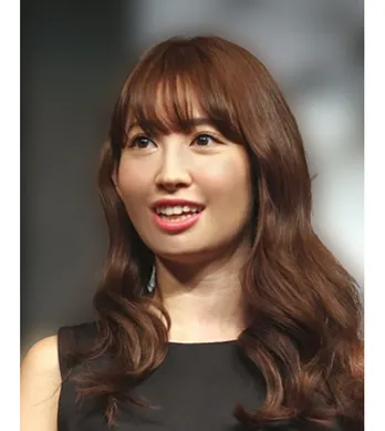 小嶋陽菜、輝く美太ももを解放…眩しい絶対領域に「ミニ丈らぶです」「コーデ素敵」とファン歓喜