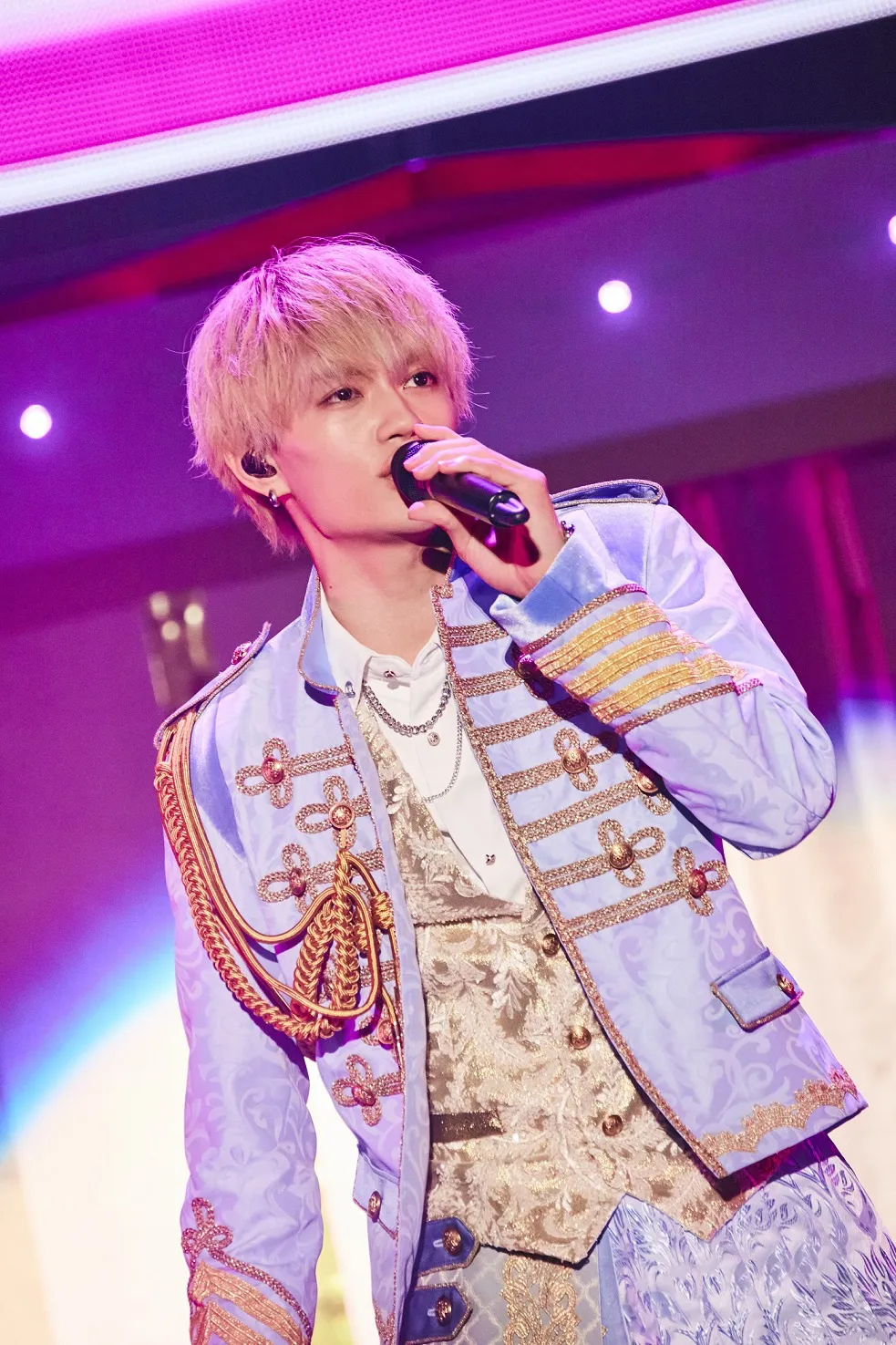 【写真】金髪でさらに王子様…ステージ上でかっこよく歌う佐野勇斗