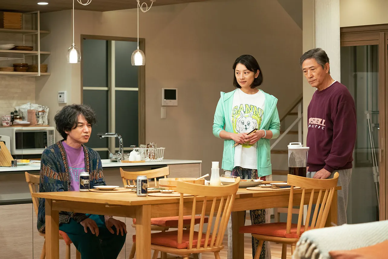「コタツがない家」第2話では、小林薫“達男”と吉岡秀隆“悠作”が全面戦争を引き起こす