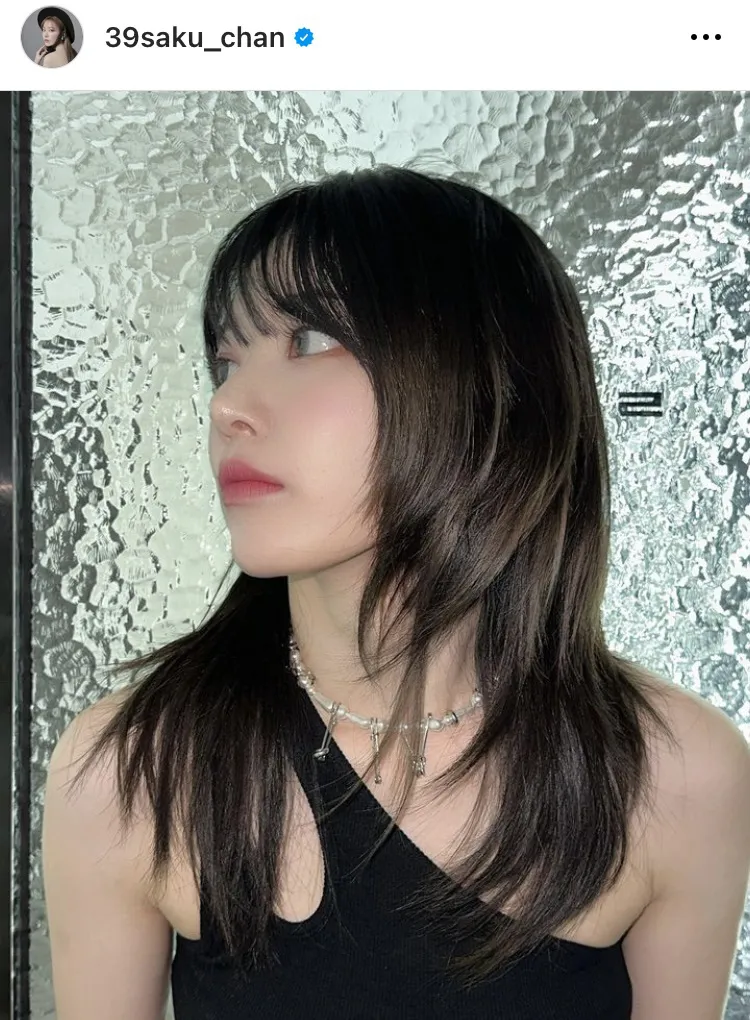 画像・写真 宮脇咲良、眩しいデコルテ&生肩あらわ…胸元まで開いた