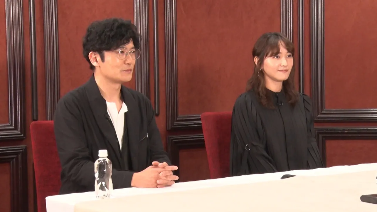 「突然ですが占ってもいいですか」　左から）稲垣吾郎、新垣結衣