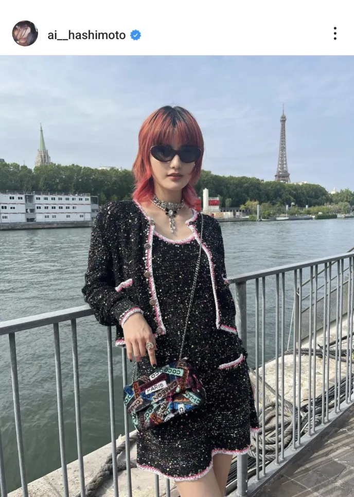  【写真】「ほれます…」橋本愛がきれいな赤髪でパリの街に溶け込むオフショット