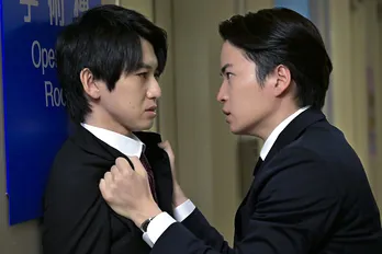 菊池風磨“饗庭”、親友だった本郷奏多“相楽”に掴みかかり問い詰める<ゼイチョー>