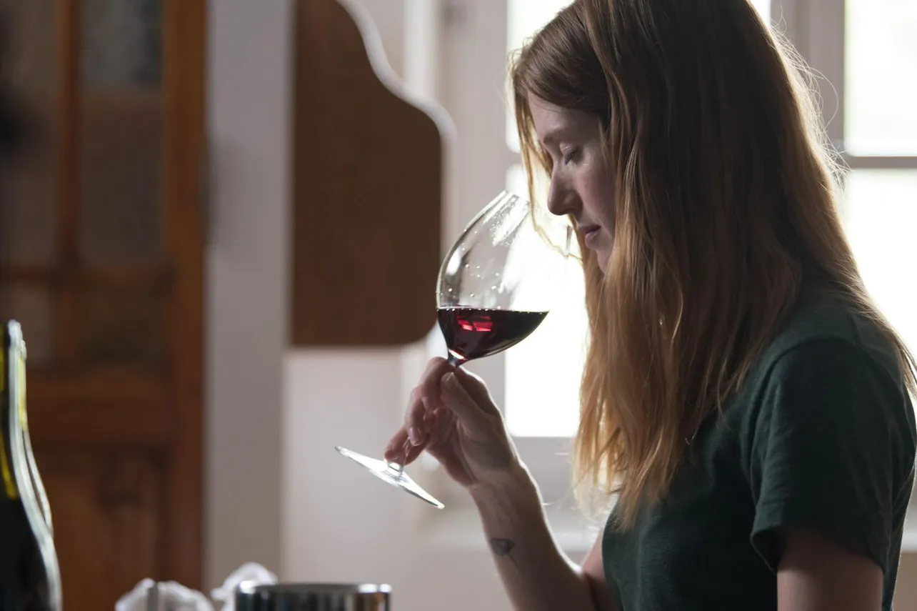 【写真】ワインを嗜むフルール・ジェフリエ“カミーユ”
