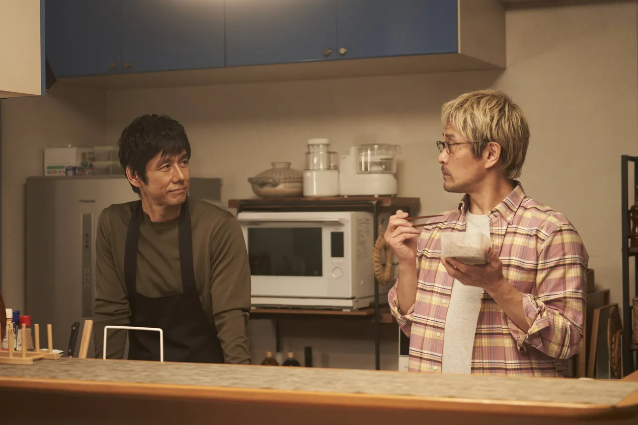 【写真】キッチンで何やら見つめ合う西島秀俊“シロさん”と内野聖陽“ケンジ”
