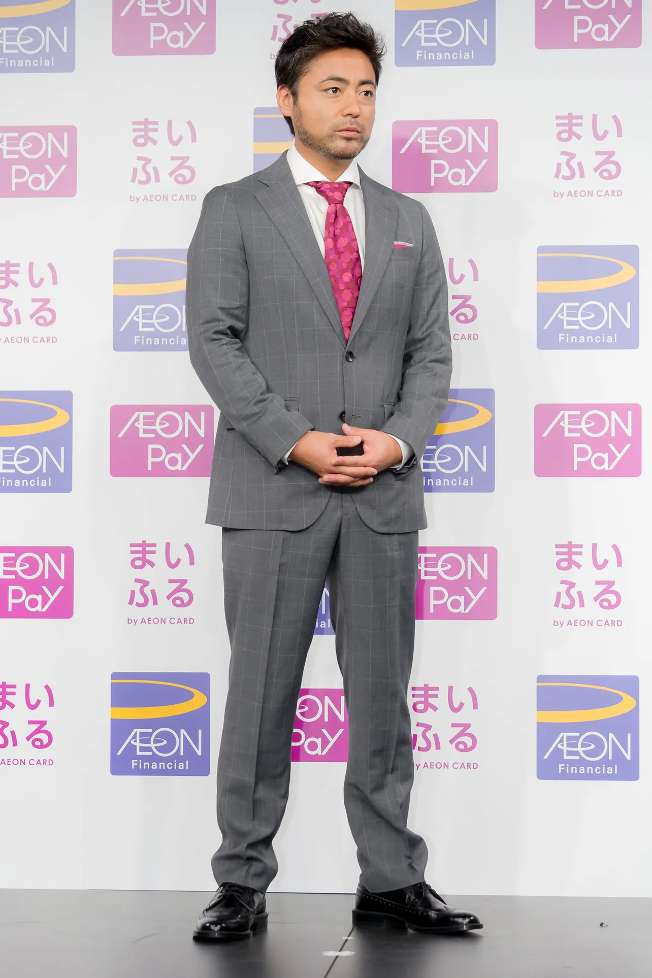 【写真】山田孝之、ピンクのネクタイをつけて登場