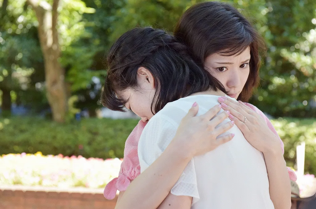 7月29日(土)放送の「ウチの夫は仕事ができない」第4話でイモトアヤコを抱き締める松岡茉優。涙の理由とは？