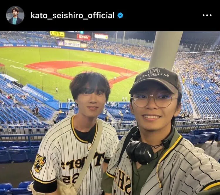 阪神タイガースのユニフォームを着用し野球観戦する加藤清史郎