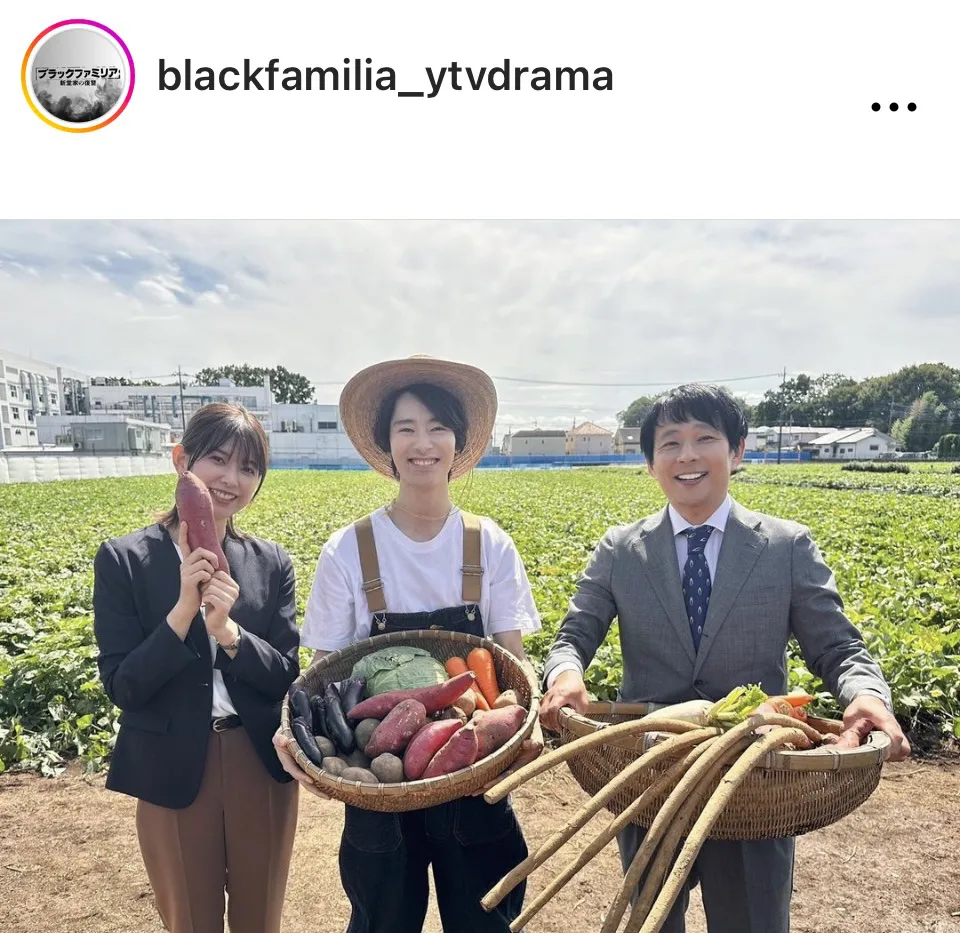 【写真】麦わら帽子をかぶって野菜を持つ塩野瑛久が渡邉理佐・高橋洋と笑顔を見せる