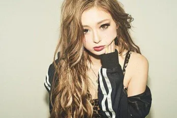 ゆうちゃみ、大胆に“背中見せ”した衣装のオフショットに「背中綺麗」「天使」など反響続々