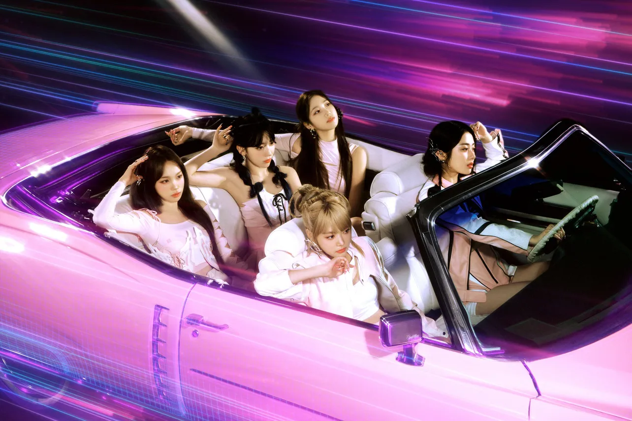 【写真】ピンクのオープンカーに乗るLE SSERAFIMの5人がかっこかわいい