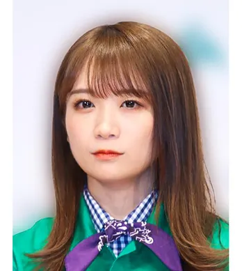 秋元真夏、白美太ももがくっきり…スリットから生足美脚が大胆にあらわな姿に4万を超えるいいね!