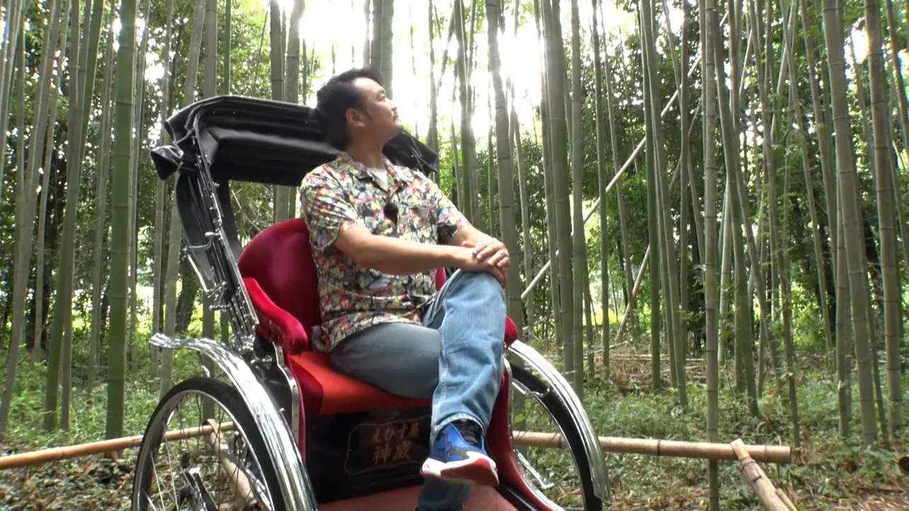 【写真】人力車で案内された竹林で、キメポーズを取る小田井