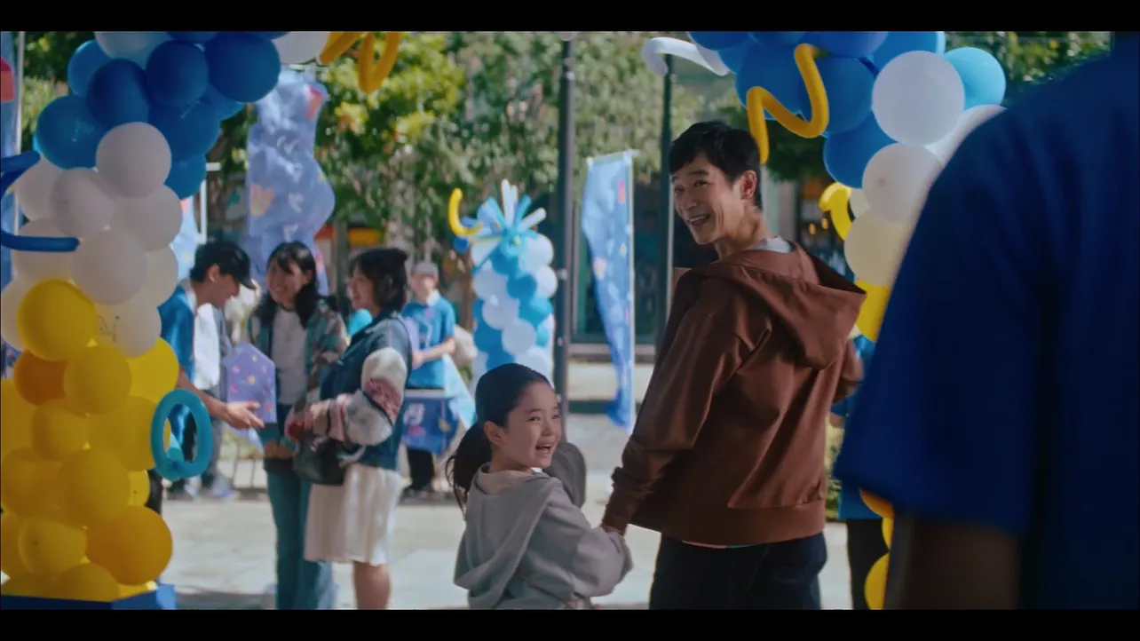 青いマックの日”に堺雅人やフィッシャーズ・マサイが出演、“青い輪”が