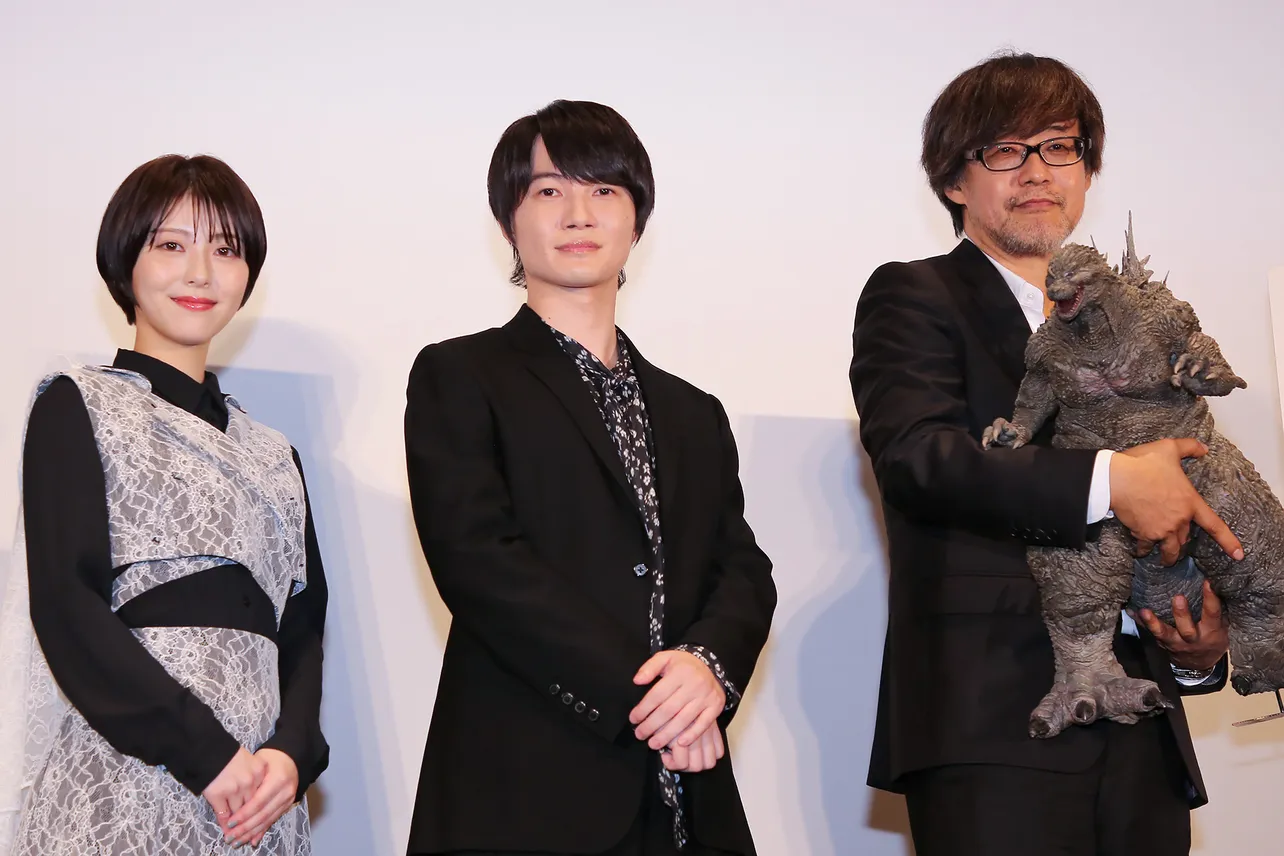 映画「ゴジラ-1.0」東京国際映画祭 クロージング上映舞台あいさつに登壇した浜辺美波、神木隆之介、山崎貴監督(写真左から)