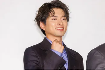 「ギャップがなんとも…笑」白洲迅が全身タイツでシュールな表情をみせる姿に反響続々＜ゼイチョー＞