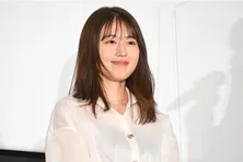 “お美しい”…有村架純、デコルテ全開のドレス姿で華奢なボディライン披露「日本の宝」と絶賛の声