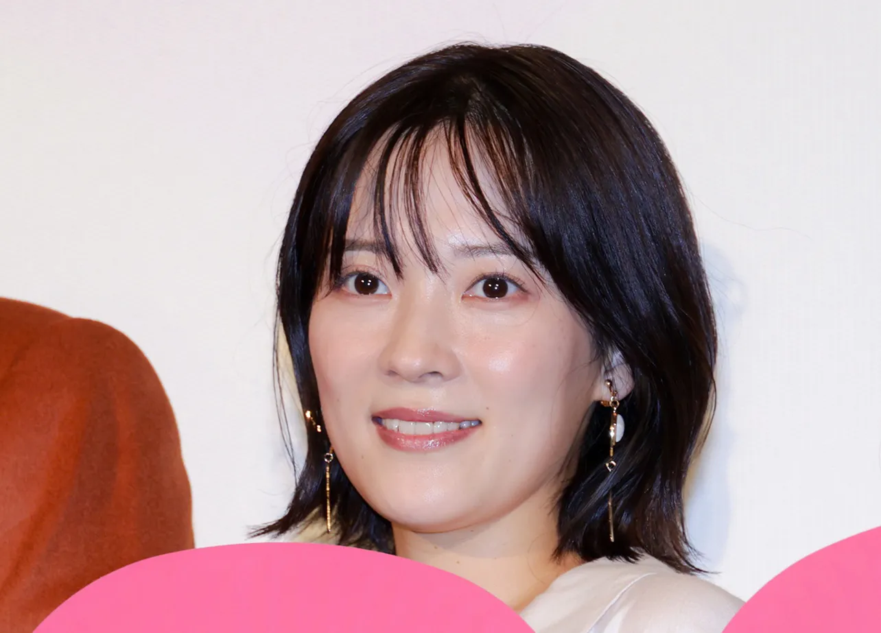  映画「人生に詰んだ元アイドルは、赤の他人のおっさんと住む選択をした」公開記念舞台あいさつより