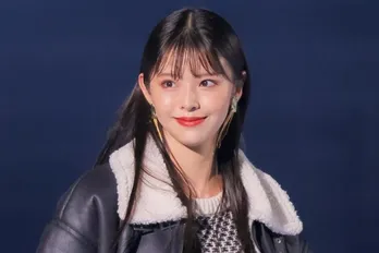 鈴木ゆうか、光っている生太ももあらわな美脚…超ミニスカから生足際立つ姿に「脚綺麗ですね」と反響