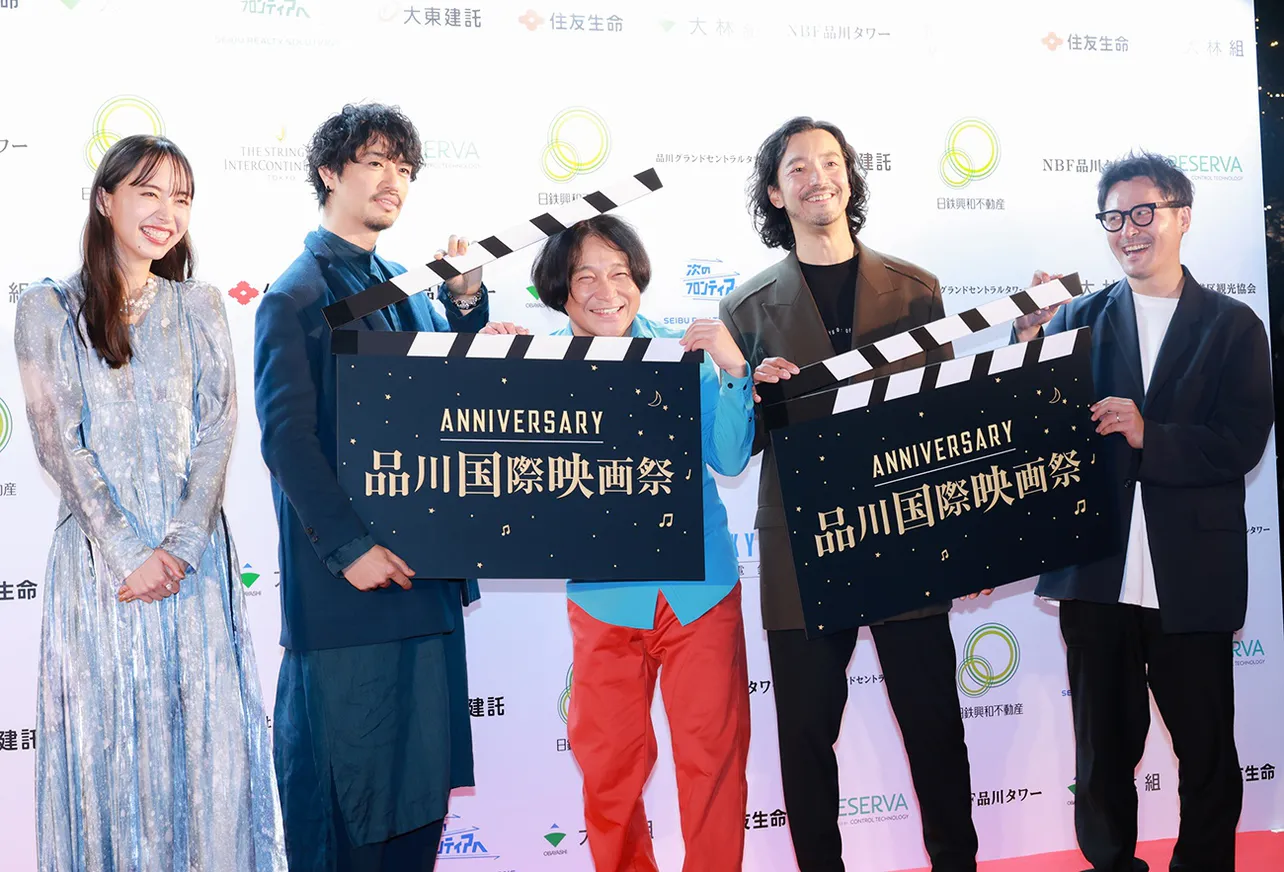 【写真】チーム万力も参加してにぎやか！映画祭ということでイルミネーション点灯の合図は巨大な“カチンコ”